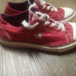 Girls converse one star shoes size 1